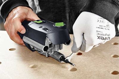 En hantverkare lossar fräsen från maskinen