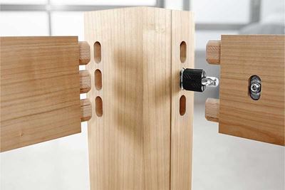 En möbel sätts ihop med brickor