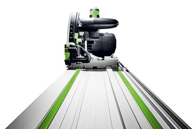 Närbild av såg med styrskena