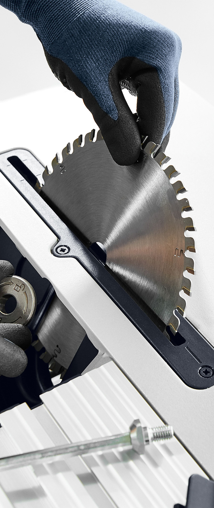 En hantverkare sätter en sågklinga i en bordssåg