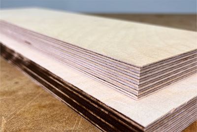 Två sågade brädor på varandra, en med svedd kant