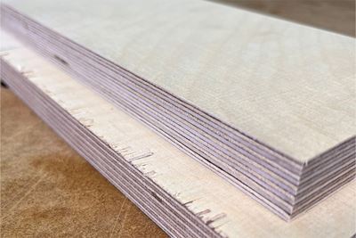 Två sågade brädor ovanpå varandra