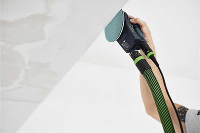 En Festool-slipmaskin med slipplatta i arbete