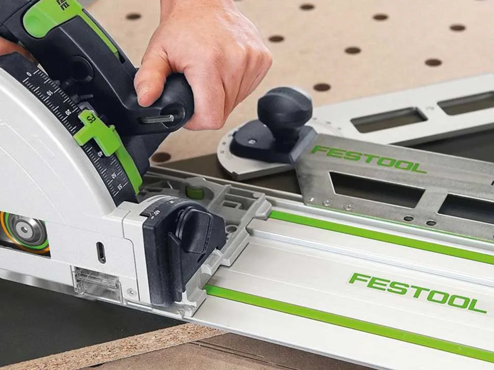 Festool sänksåg tillsammans med styrskena och vinkelanslag